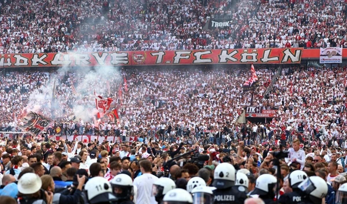 德甲球员大动作庆祝进球震动球场 德甲球员大动作庆祝进球震动球场